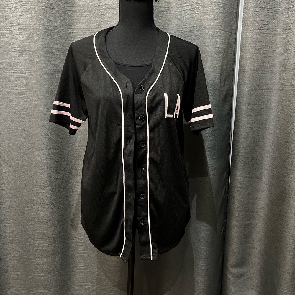 FOREVER 21-Black button up baseball shirt